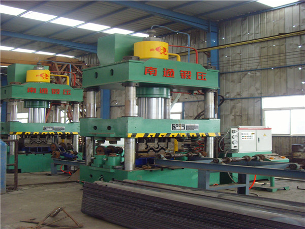 波形護欄板生產(chǎn)設(shè)備