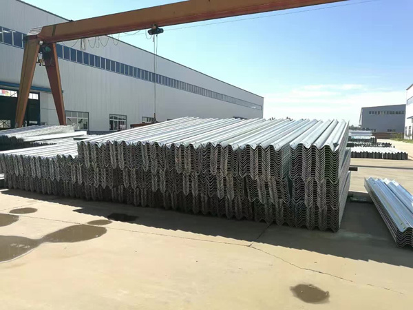 波形護欄倉庫